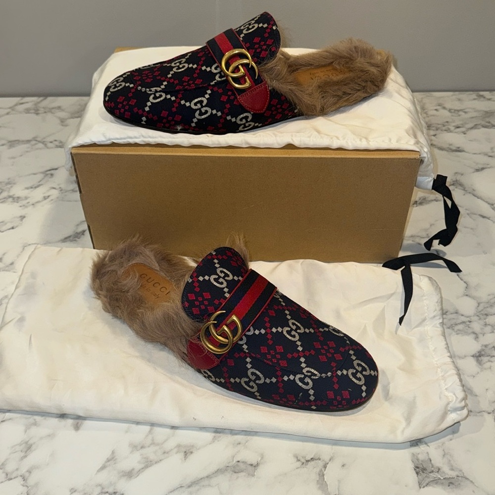 Gucci signature slippers